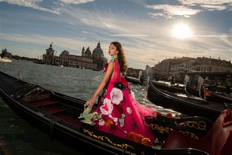 desfile dolce gabbana 2021 venecia lluvia